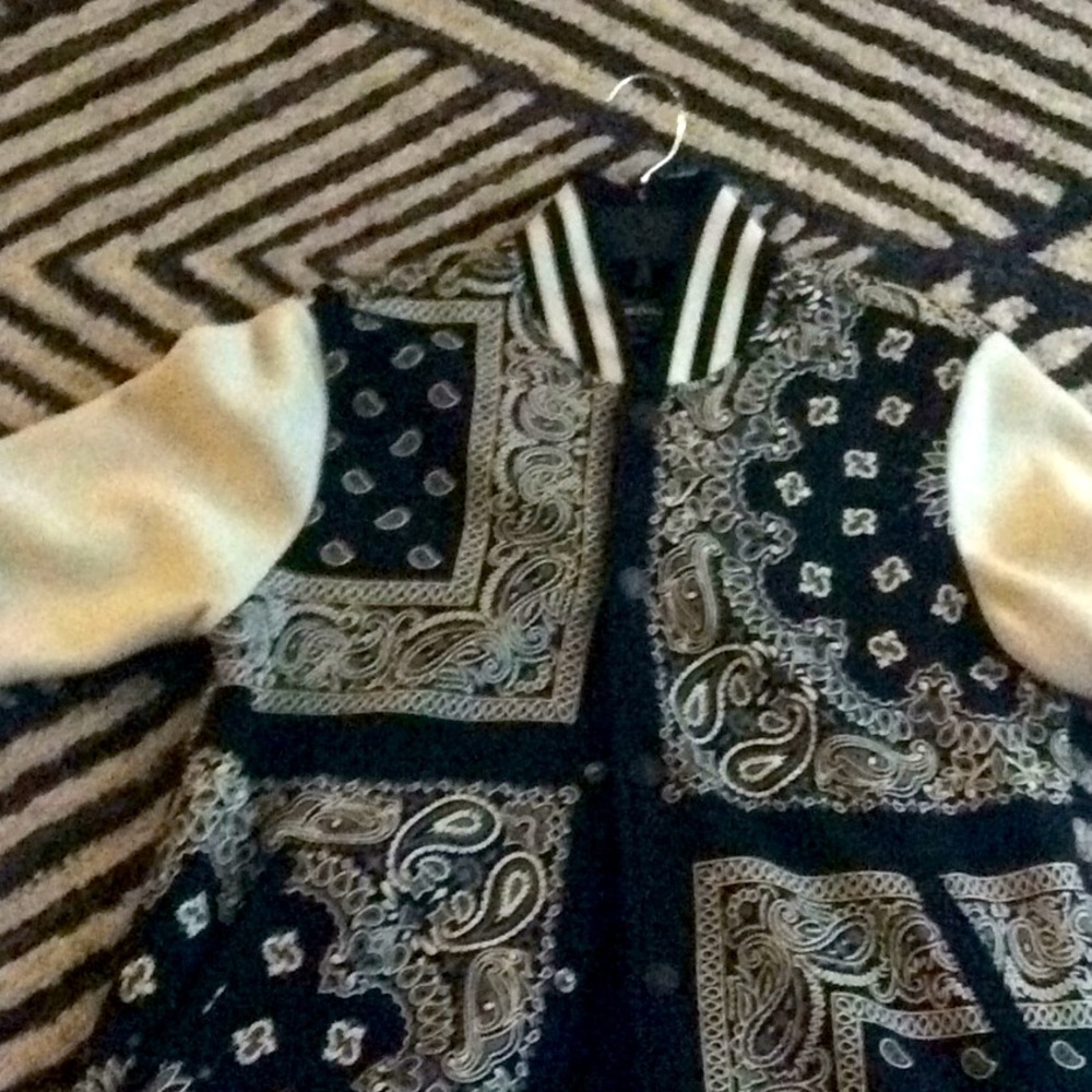 Snoop Dogg Dogg supply White and black bandanna